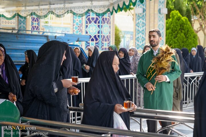 خادمی رزمندگان لشکر ۱۴ امام حسین(ع) اصفهان در چایخانه امام رضا(ع)