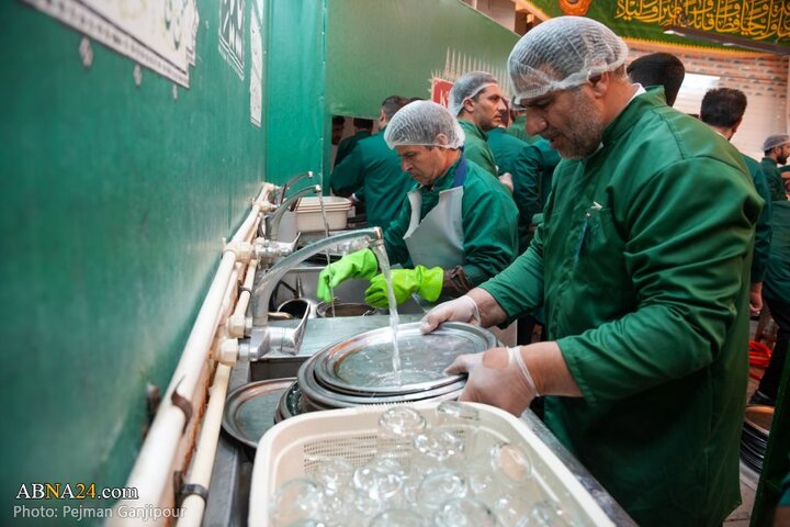 خادمی رزمندگان لشکر ۱۴ امام حسین(ع) اصفهان در چایخانه امام رضا(ع)