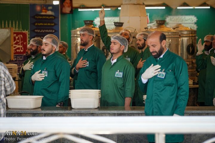 خادمی رزمندگان لشکر ۱۴ امام حسین(ع) اصفهان در چایخانه امام رضا(ع)