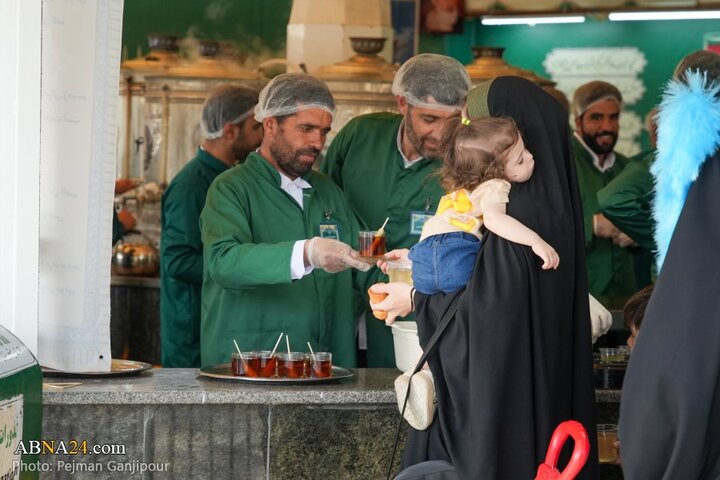 خادمی رزمندگان لشکر ۱۴ امام حسین(ع) اصفهان در چایخانه امام رضا(ع)