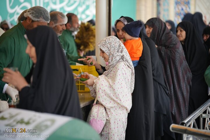 خادمی رزمندگان لشکر ۱۴ امام حسین(ع) اصفهان در چایخانه امام رضا(ع)