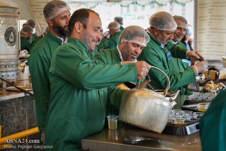 خادمی رزمندگان لشکر ۱۴ امام حسین(ع) اصفهان در چایخانه امام رضا(ع)