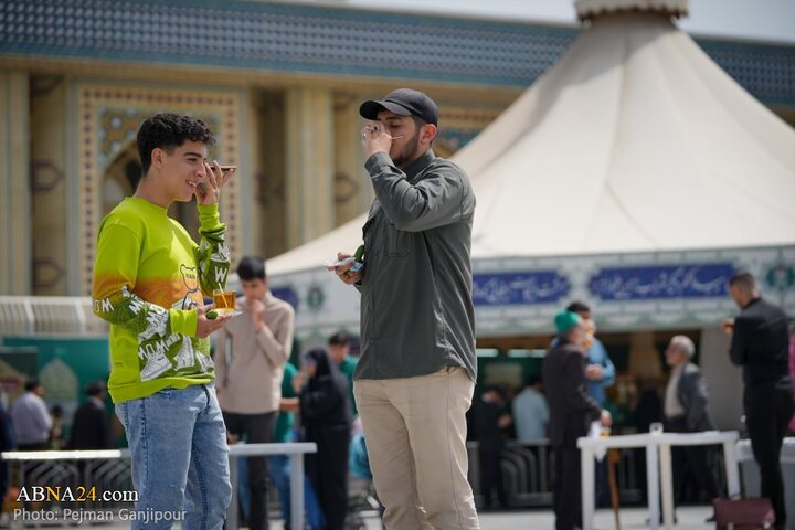 خادمی رزمندگان لشکر ۱۴ امام حسین(ع) اصفهان در چایخانه امام رضا(ع)