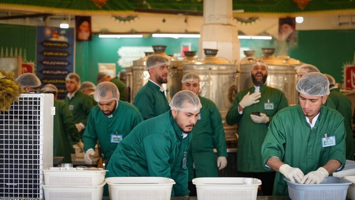 خادمی رزمندگان لشکر ۱۴ امام حسین(ع) اصفهان در چایخانه امام رضا(ع)