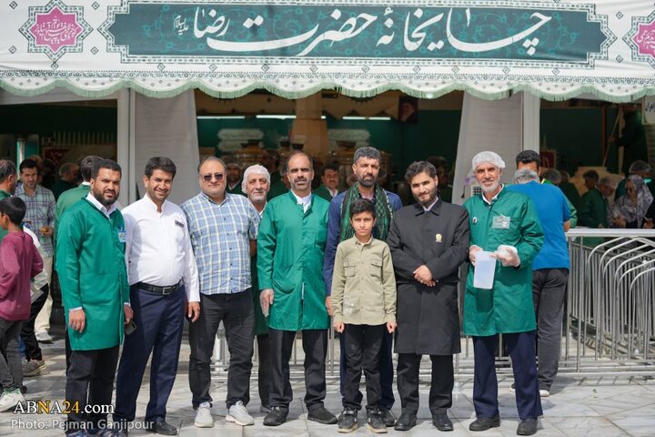 خادمی رزمندگان لشکر ۱۴ امام حسین(ع) اصفهان در چایخانه امام رضا(ع)