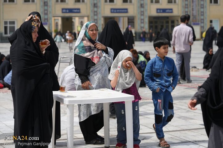 خادمی رزمندگان لشکر ۱۴ امام حسین(ع) اصفهان در چایخانه امام رضا(ع)