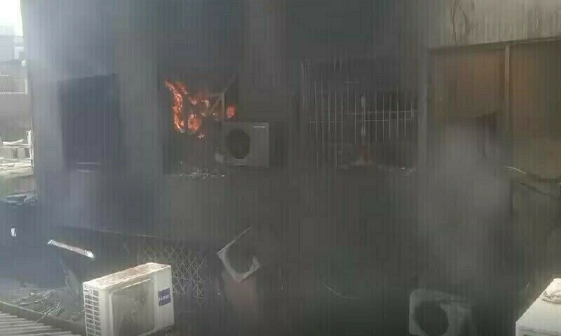 بلوچستان: ضلع قلات میں مسلح افراد نے ہائی وے بلاک کردی، متعدد سرکاری عمارتیں نذر آتش بلوچستان: ضلع قلات میں مسلح افراد نے ہائی وے بلاک کردی، متعدد سرکاری عمارتیں نذر آتش