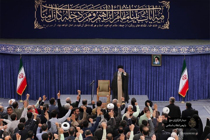Imam Khamenei receives Hajj officials for a meeting