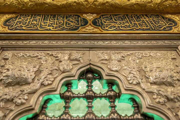 تقرير مصور/ قسم صناعة الشبابيك يُنهي تثبيت شبّاك سرداب الإمام الحسين في مرقد أبي الفضل العباس (ع)
