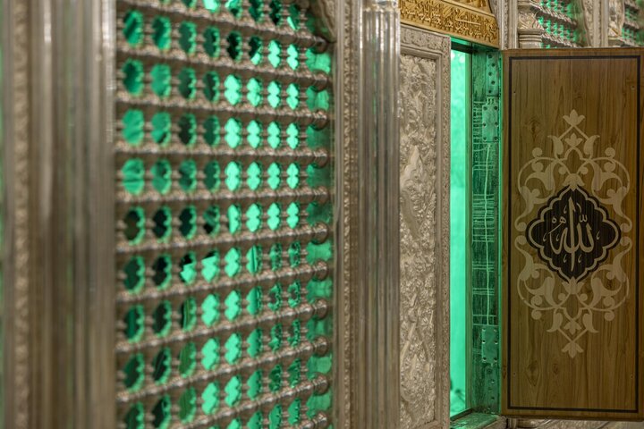 تقرير مصور/ قسم صناعة الشبابيك يُنهي تثبيت شبّاك سرداب الإمام الحسين في مرقد أبي الفضل العباس (ع)