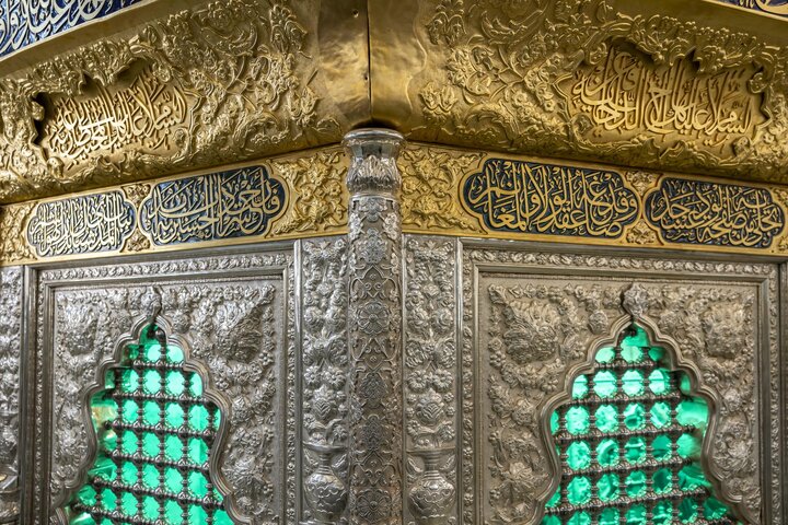 تقرير مصور/ قسم صناعة الشبابيك يُنهي تثبيت شبّاك سرداب الإمام الحسين في مرقد أبي الفضل العباس (ع)