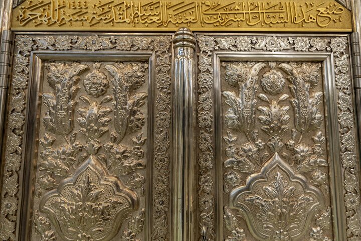 تقرير مصور/ قسم صناعة الشبابيك يُنهي تثبيت شبّاك سرداب الإمام الحسين في مرقد أبي الفضل العباس (ع)