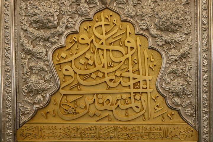 تقرير مصور/ قسم صناعة الشبابيك يُنهي تثبيت شبّاك سرداب الإمام الحسين في مرقد أبي الفضل العباس (ع)