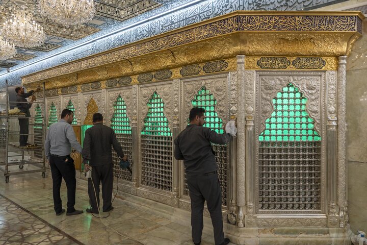 تقرير مصور/ قسم صناعة الشبابيك يُنهي تثبيت شبّاك سرداب الإمام الحسين في مرقد أبي الفضل العباس (ع)