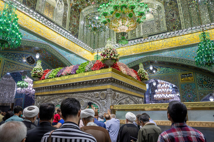 تزیین الحرم الرضوي بالزهور بمناسبة أیام عشرة الکرامة