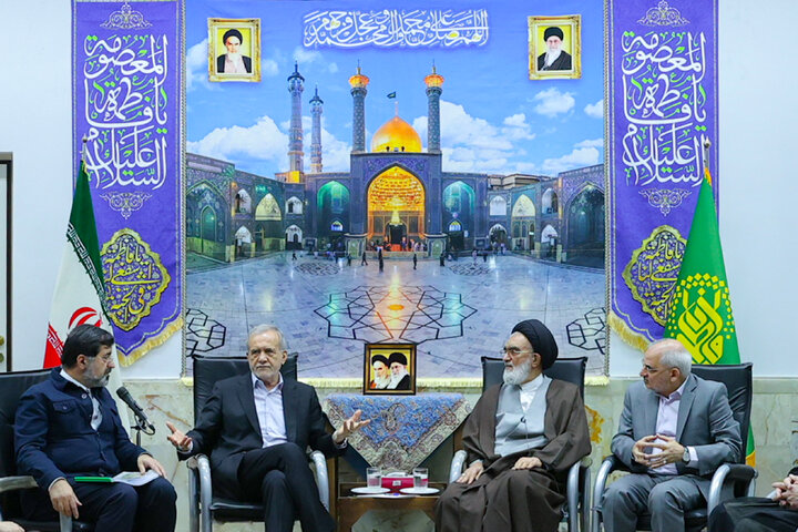 Photos: Pres. Pezeshkian visits Hazrat Masoumeh holy shrine in Qom