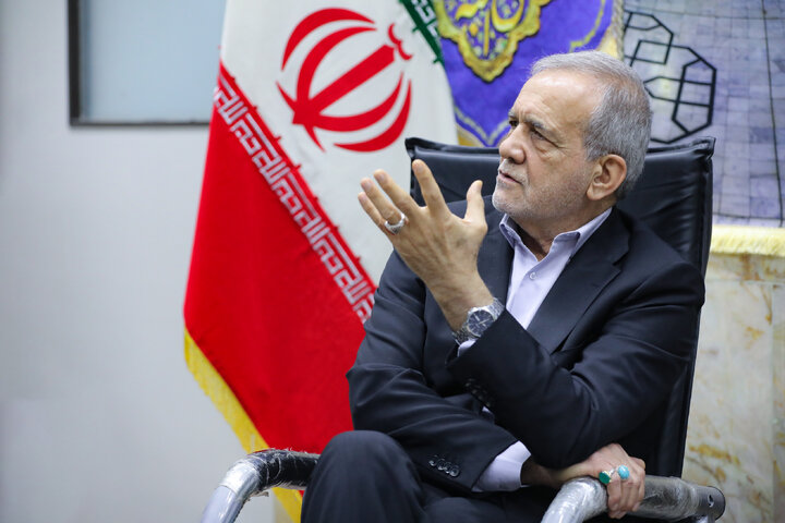 Photos: Pres. Pezeshkian visits Hazrat Masoumeh holy shrine in Qom