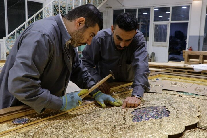 إعادة تذهيب باب القبلة لمزار القاسم (عليه السلام)