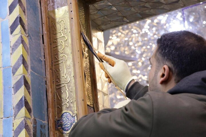 إعادة تذهيب باب القبلة لمزار القاسم (عليه السلام)