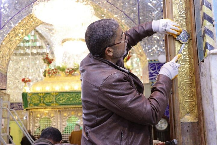 إعادة تذهيب باب القبلة لمزار القاسم (عليه السلام)