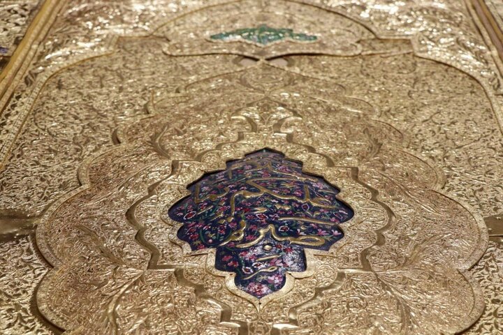 إعادة تذهيب باب القبلة لمزار القاسم (عليه السلام)
