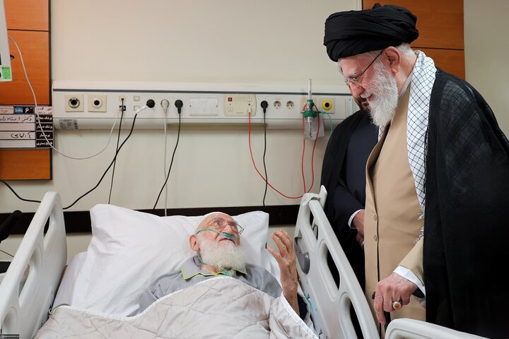 عیادت رهبر انقلاب اسلامی از آیت‌الله نوری همدانی