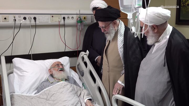 عصر امروز رهبر انقلاب از حضرت آیت‌الله نوری همدانی عیادت کرد + ویدیو