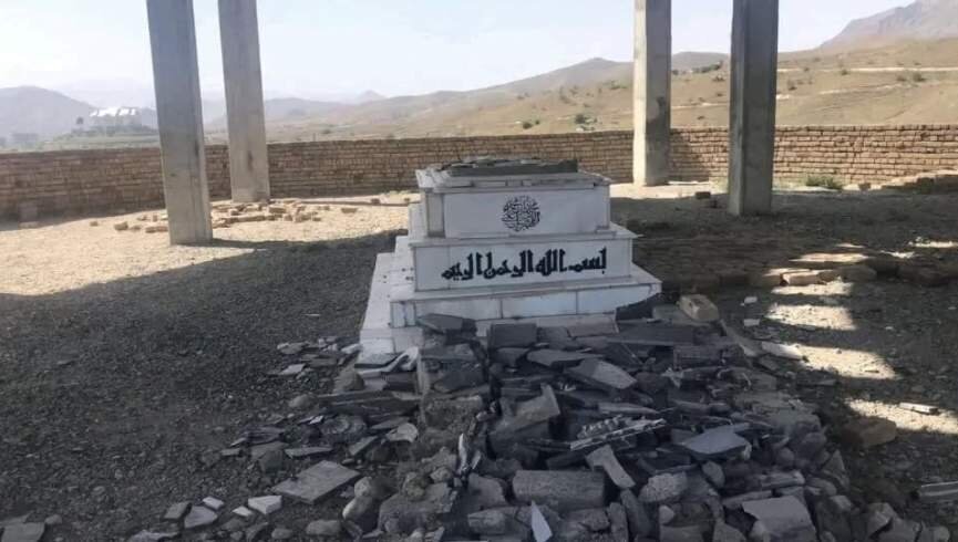 Sinisira ng mga pwersang Taliban ang lapida ng isang Afghani Shiah jihadi Kumander