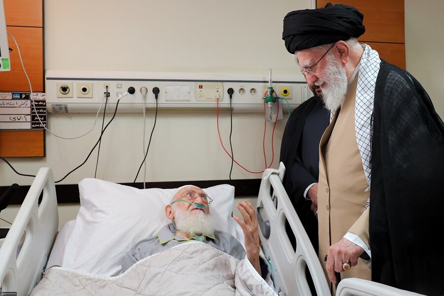 عیادت رهبر انقلاب اسلامی از آیت‌الله نوری همدانی