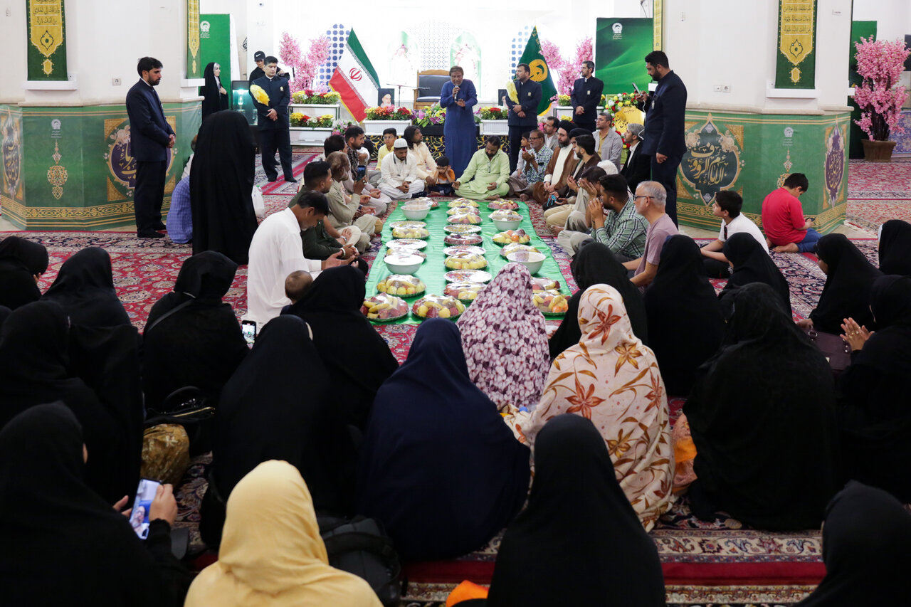 گزارش تصویری | مراسم سنتی «طبق دسترخوان» در حرم رضوی