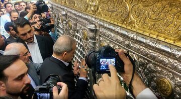 Video | Pezeşkiyan Həzrət Məsumənin (ə) hərəmini ziyarət edib