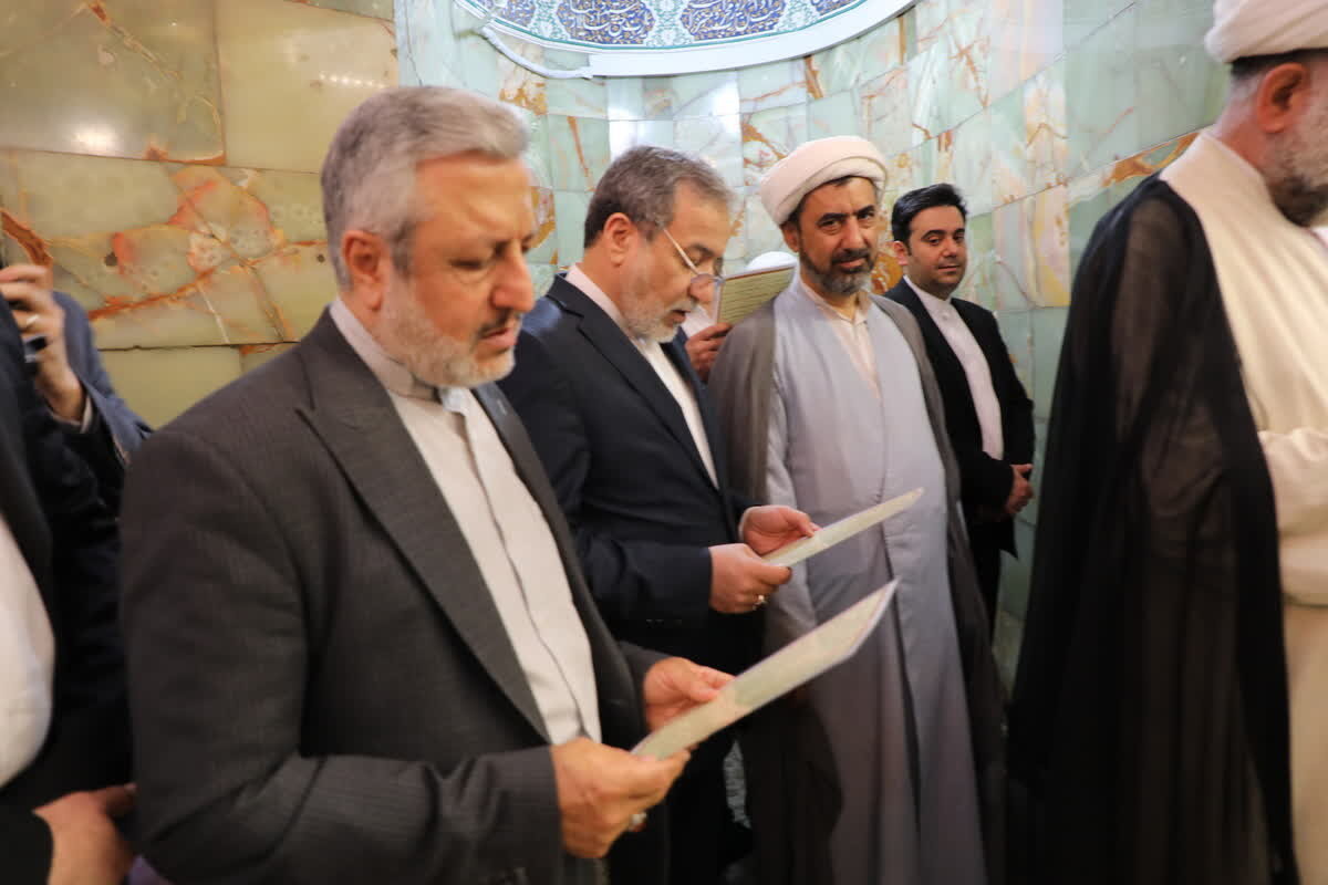 Iran's Foreign Minister Visits Shrine of Lady Fatimah Masumah (S.A) + Photos