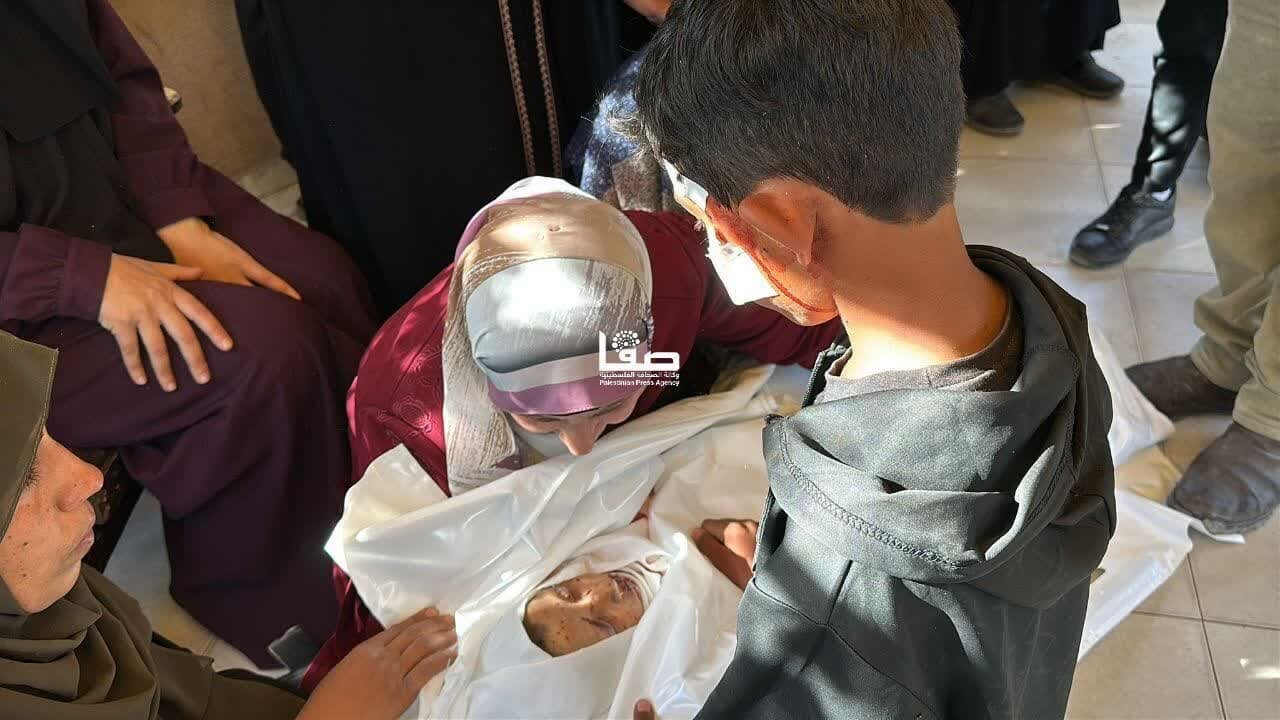 تصویری خبر | غزہ میں صہیونی بربریت کا نشانہ بننے والی بچی عائشہ ابو نار کی تدفین