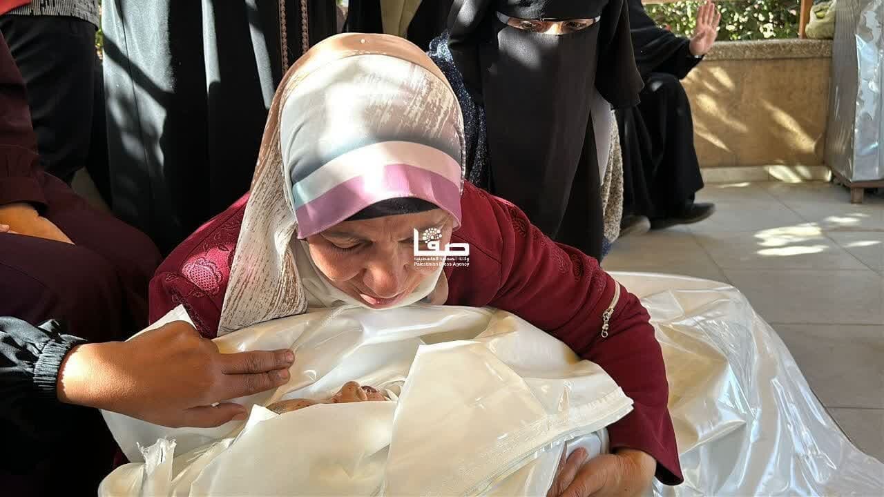 تصویری خبر | غزہ میں صہیونی بربریت کا نشانہ بننے والی بچی عائشہ ابو نار کی تدفین