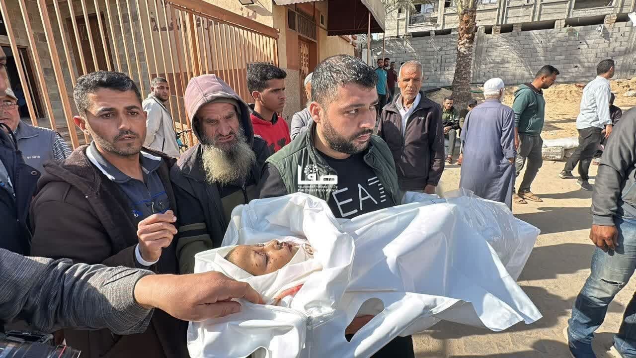 تصویری خبر | غزہ میں صہیونی بربریت کا نشانہ بننے والی بچی عائشہ ابو نار کی تدفین