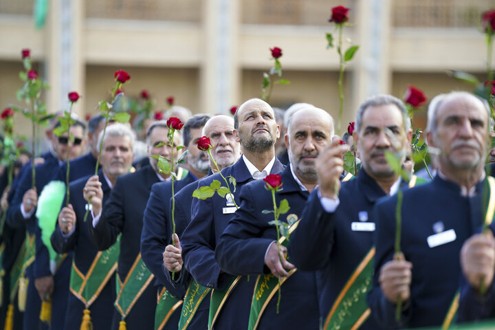 تقرير مصور/ تزیین حرم شاه تشراغ في مدینة شیراز الزهور بمناسبة ولادة الامام الرضا(ع)
