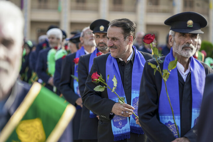 تقرير مصور/ تزیین حرم شاه تشراغ في مدینة شیراز الزهور بمناسبة ولادة الامام الرضا(ع)