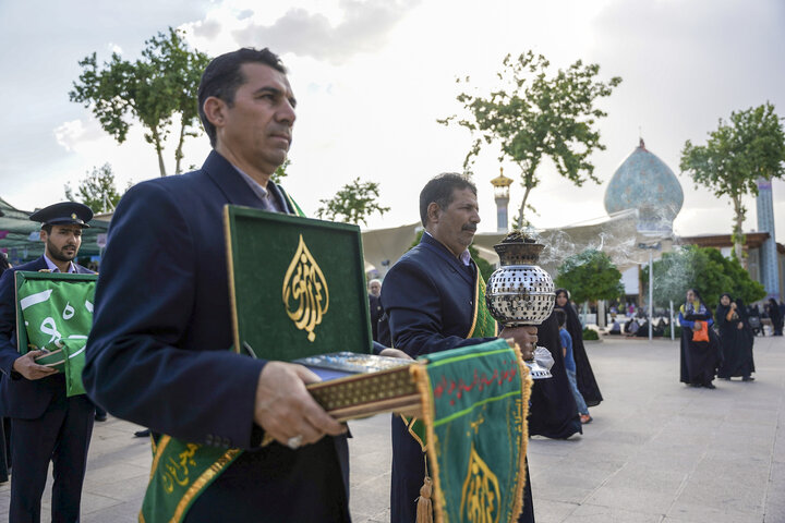 تقرير مصور/ تزیین حرم شاه تشراغ في مدینة شیراز الزهور بمناسبة ولادة الامام الرضا(ع)