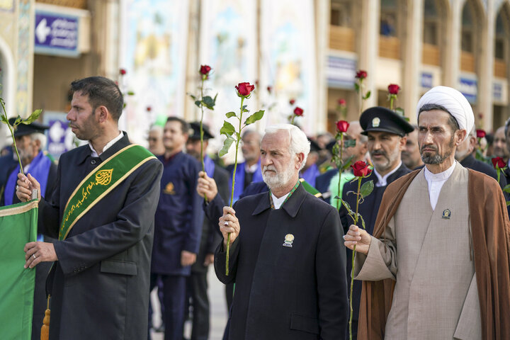تقرير مصور/ تزیین حرم شاه تشراغ في مدینة شیراز الزهور بمناسبة ولادة الامام الرضا(ع)