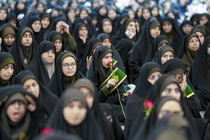 تقرير مصور/ تزیین حرم شاه تشراغ في مدینة شیراز الزهور بمناسبة ولادة الامام الرضا(ع)