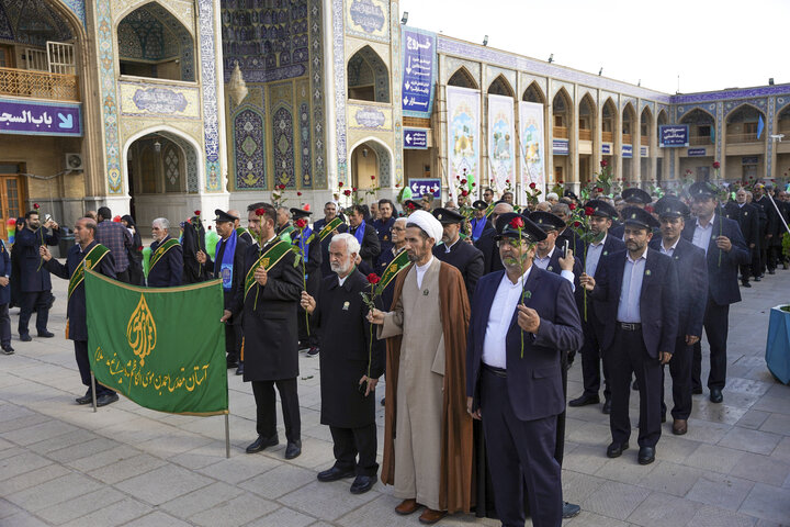 تقرير مصور/ تزیین حرم شاه تشراغ في مدینة شیراز الزهور بمناسبة ولادة الامام الرضا(ع)