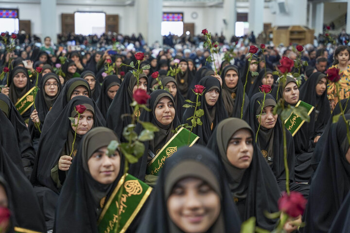 تقرير مصور/ تزیین حرم شاه تشراغ في مدینة شیراز الزهور بمناسبة ولادة الامام الرضا(ع)