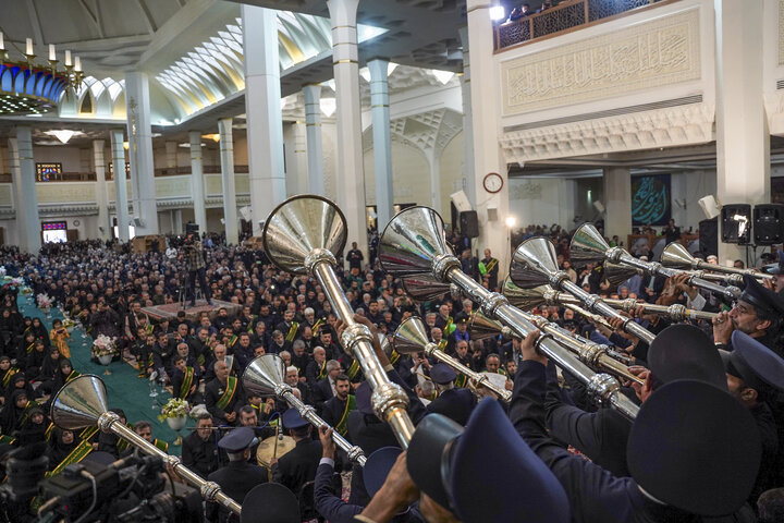 تقرير مصور/ تزیین حرم شاه تشراغ في مدینة شیراز الزهور بمناسبة ولادة الامام الرضا(ع)