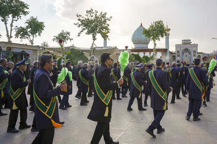 تقرير مصور/ تزیین حرم شاه تشراغ في مدینة شیراز الزهور بمناسبة ولادة الامام الرضا(ع)