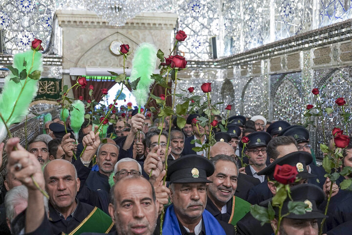 تقرير مصور/ تزیین حرم شاه تشراغ في مدینة شیراز الزهور بمناسبة ولادة الامام الرضا(ع)