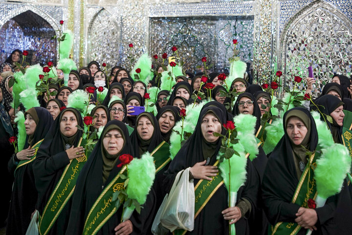 تقرير مصور/ تزیین حرم شاه تشراغ في مدینة شیراز الزهور بمناسبة ولادة الامام الرضا(ع)
