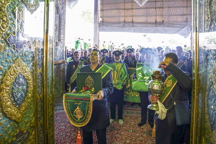 تقرير مصور/ تزیین حرم شاه تشراغ في مدینة شیراز الزهور بمناسبة ولادة الامام الرضا(ع)