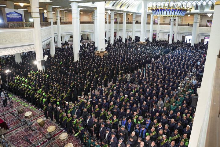 تقرير مصور/ تزیین حرم شاه تشراغ في مدینة شیراز الزهور بمناسبة ولادة الامام الرضا(ع)