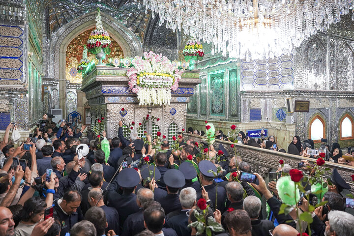 تقرير مصور/ تزیین حرم شاه تشراغ في مدینة شیراز الزهور بمناسبة ولادة الامام الرضا(ع)