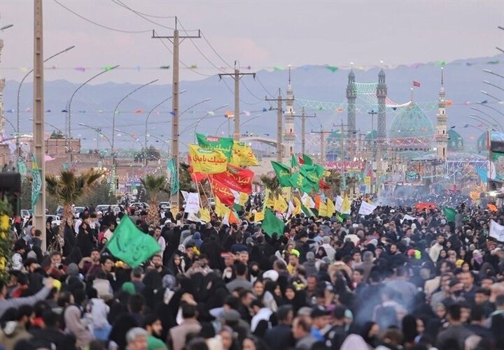 رونمایی از نشان‌واره «طریق المهدی» در مسیر پیاده‌روی جمکران